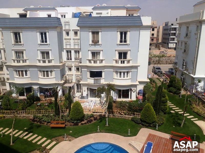 Apartment with Pool View in Mountain View Apartment with Pool View in Mountain View