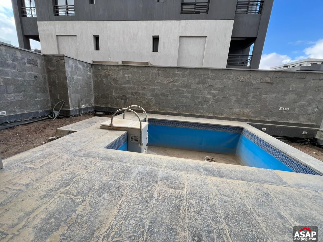 Apartment with Private Pool for Rent in Trio Gardens Apartment with Private Pool for Rent in Trio Gardens