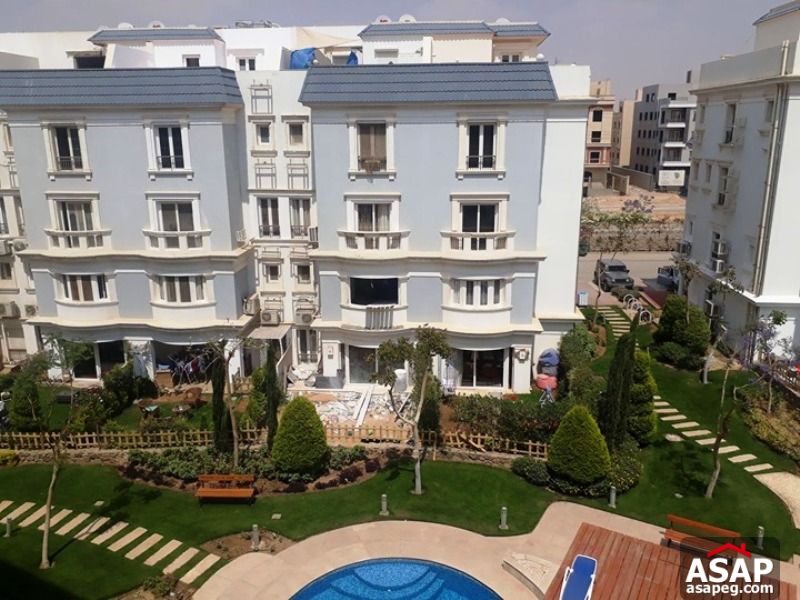 Apartment with Pool View in Mountain View Apartment with Pool View in Mountain View