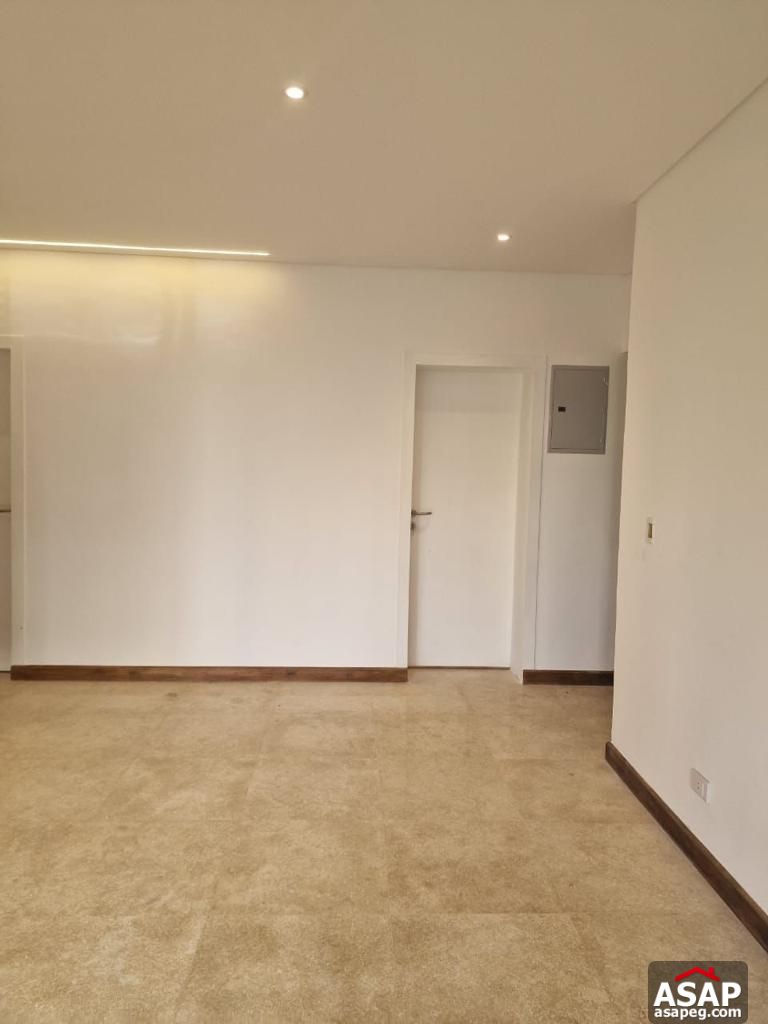 Apartment in Village Gate Palm Hills