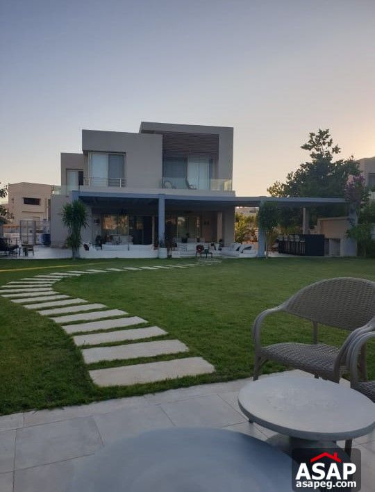 Villa with Garden for Sale in Hacienda Bay Villa with Garden for Sale in Hacienda Bay