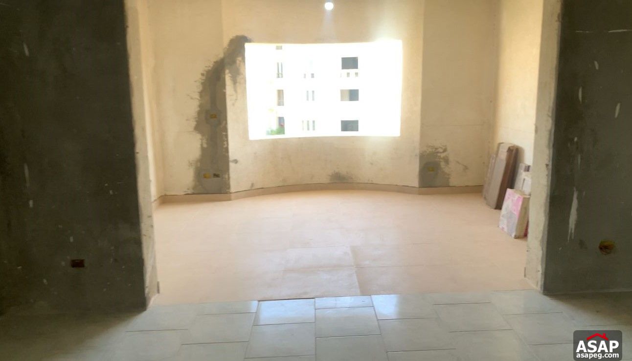 Apartment with Pool View for Sale in Mountain View Hyde Park