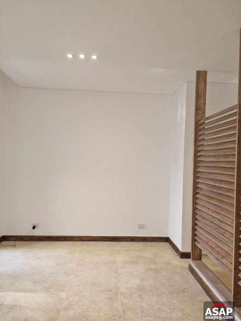 Apartment in Village Gate Palm Hills