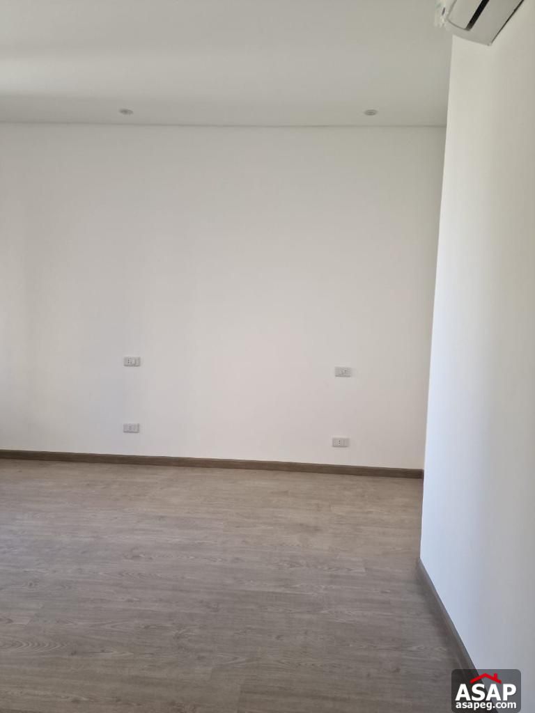 Apartment in Village Gate Palm Hills