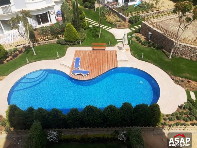 Apartment with Pool View in Mountain View Apartment with Pool View in Mountain View