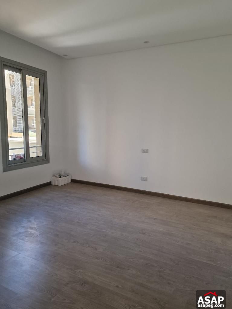 Apartment in Village Gate Palm Hills