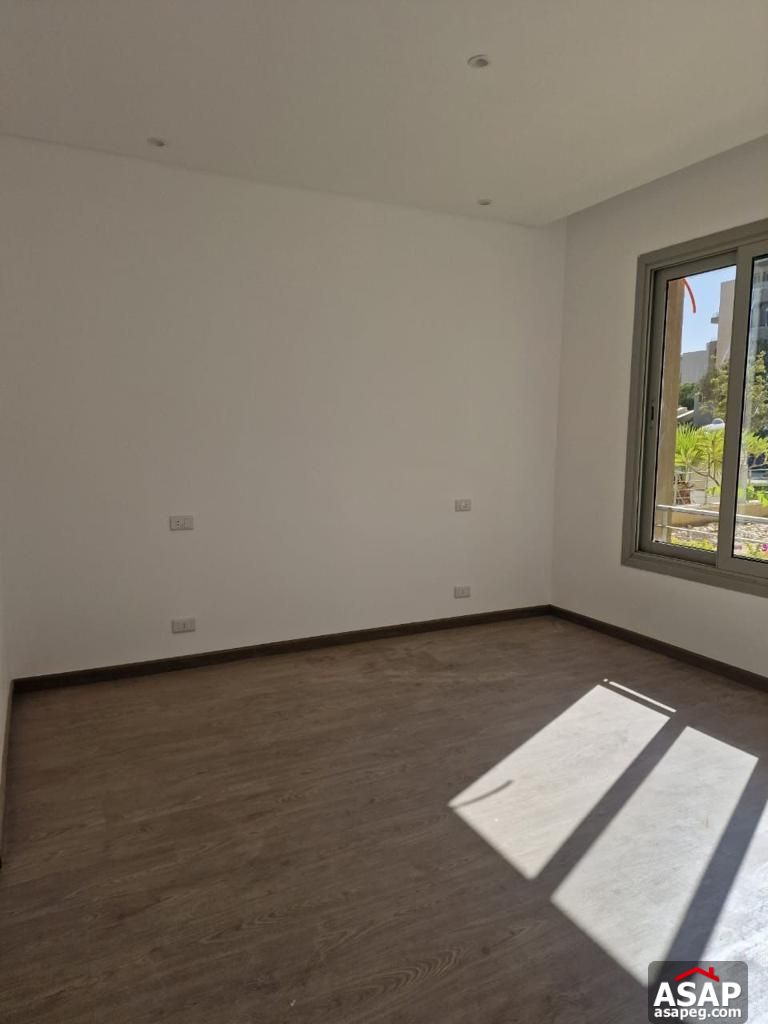 Apartment in Village Gate Palm Hills