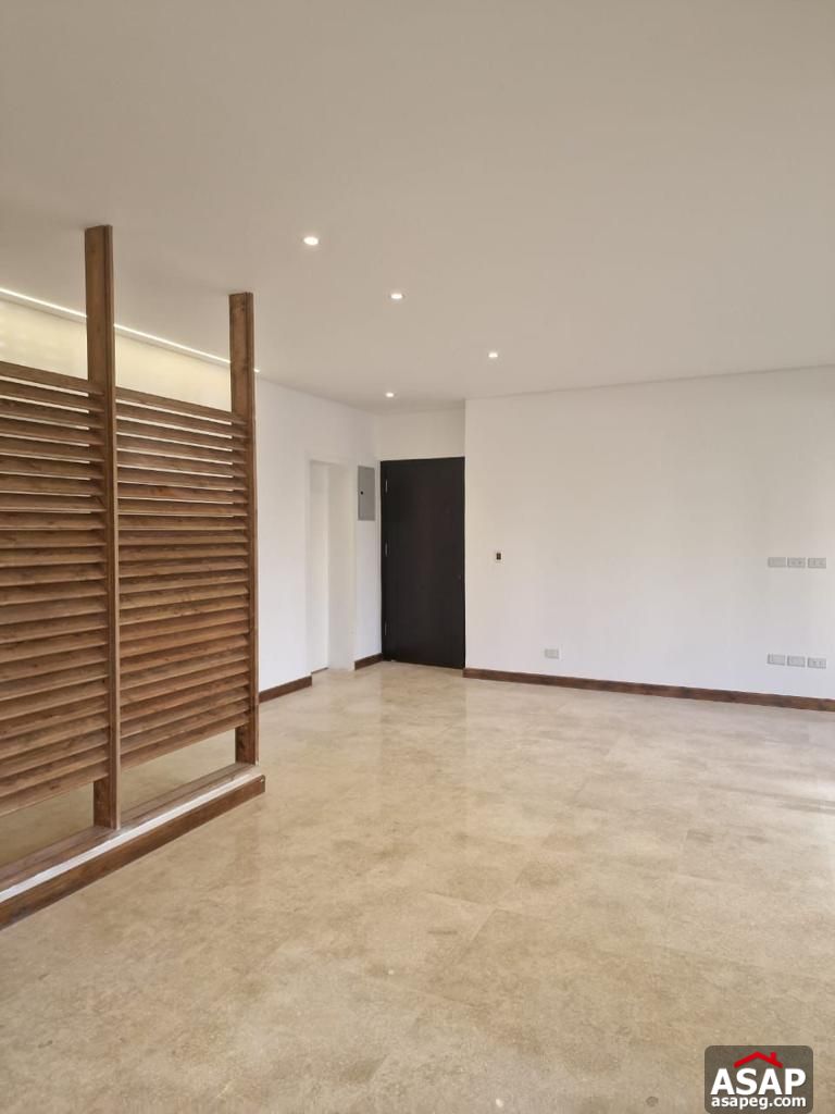 Apartment in Village Gate Palm Hills