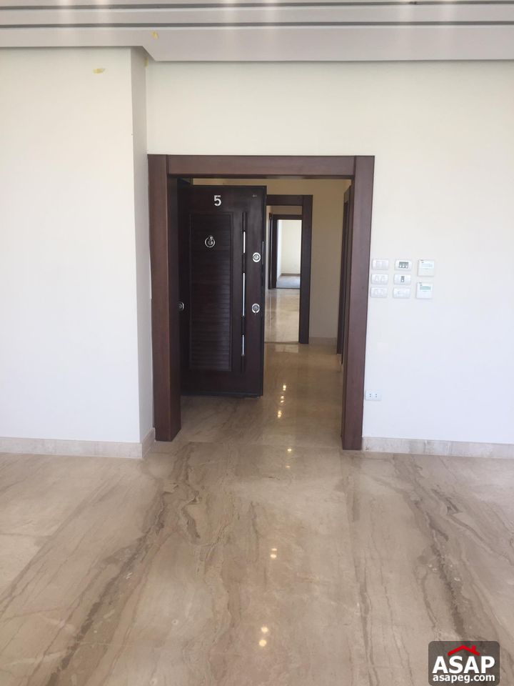 Apartment for Rent in West Golf