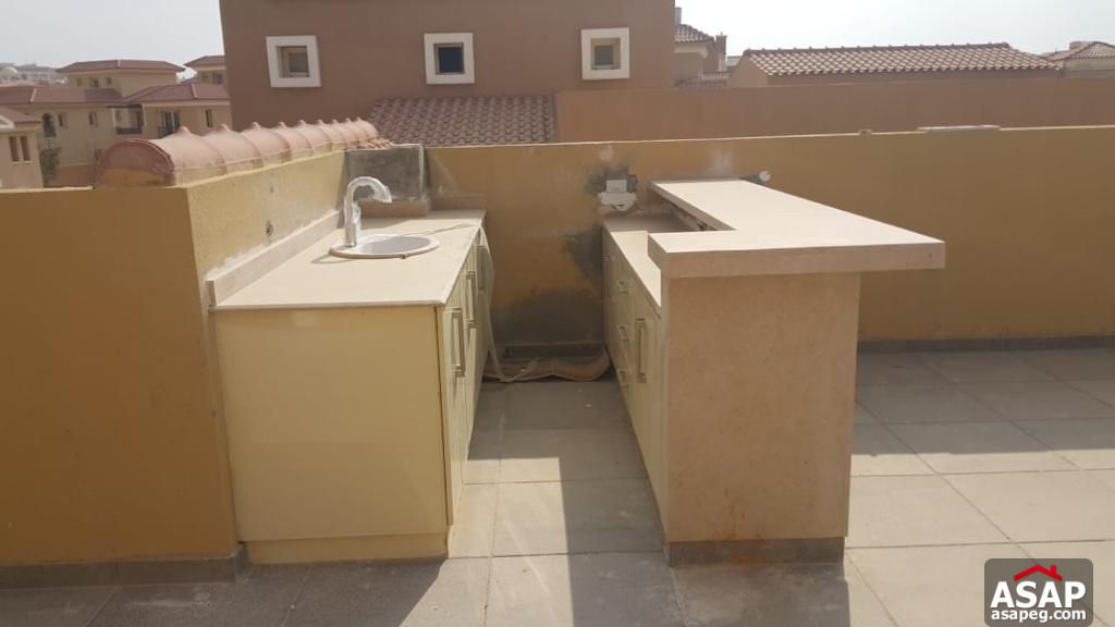 Stand Alone with Swimming Pool for Rent in Hyde Park