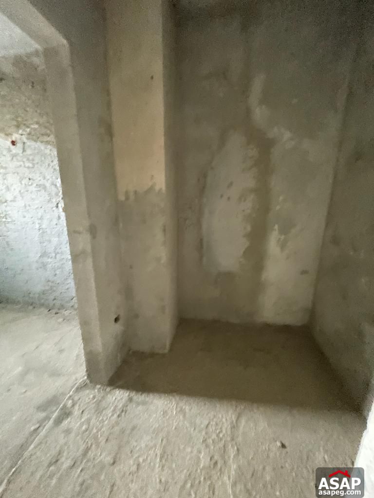 Apartment with Garden View for Sale in Eastown Apartment with Garden View for Sale in Eastown