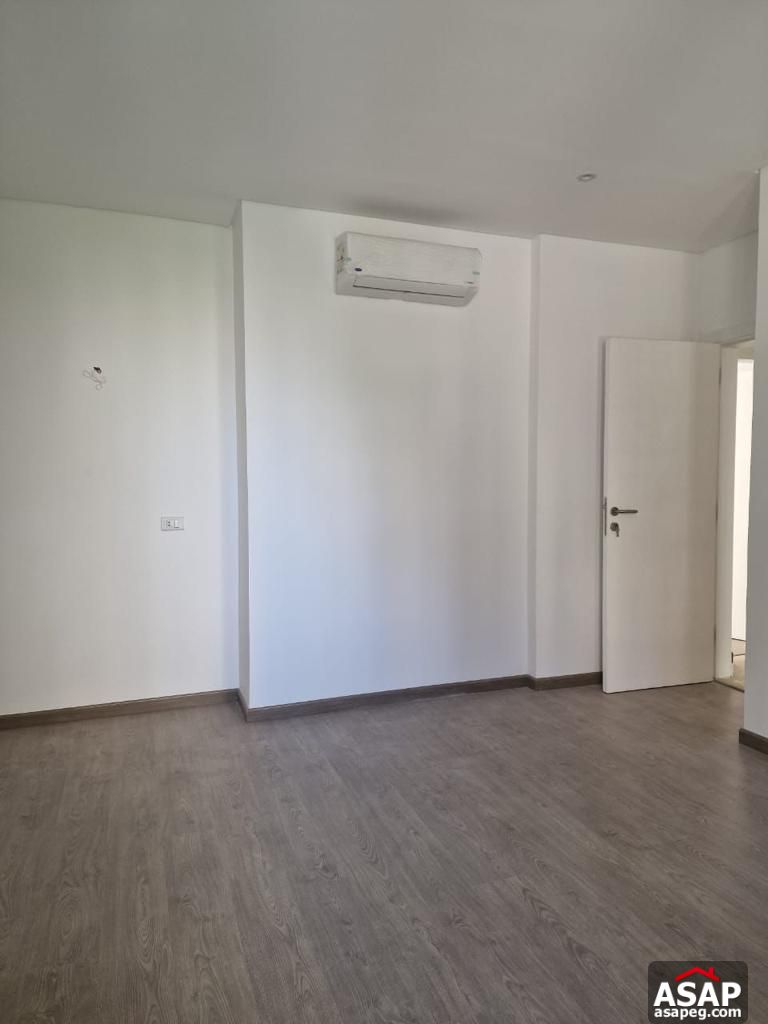 Apartment in Village Gate Palm Hills