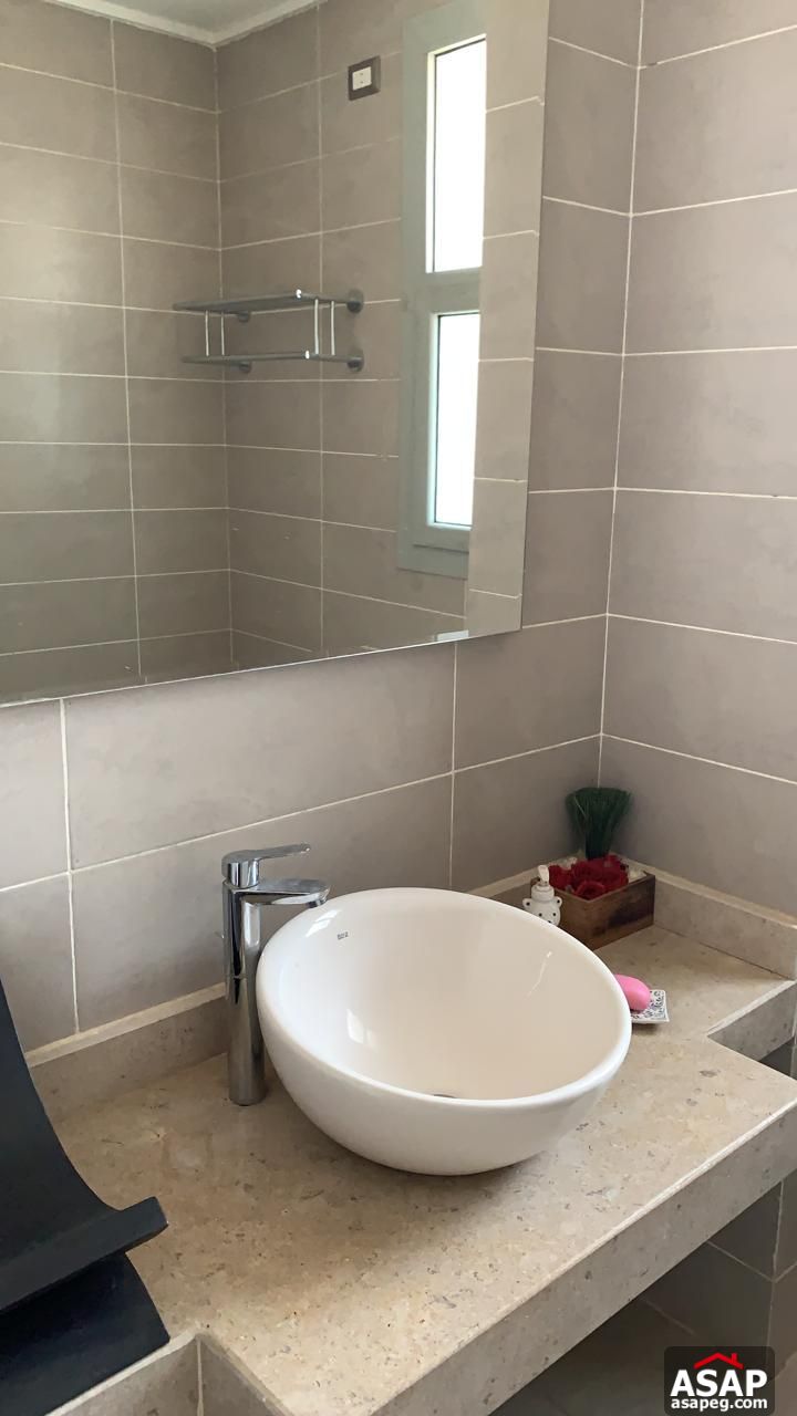 Studio with Garage for Rent in Village Gate