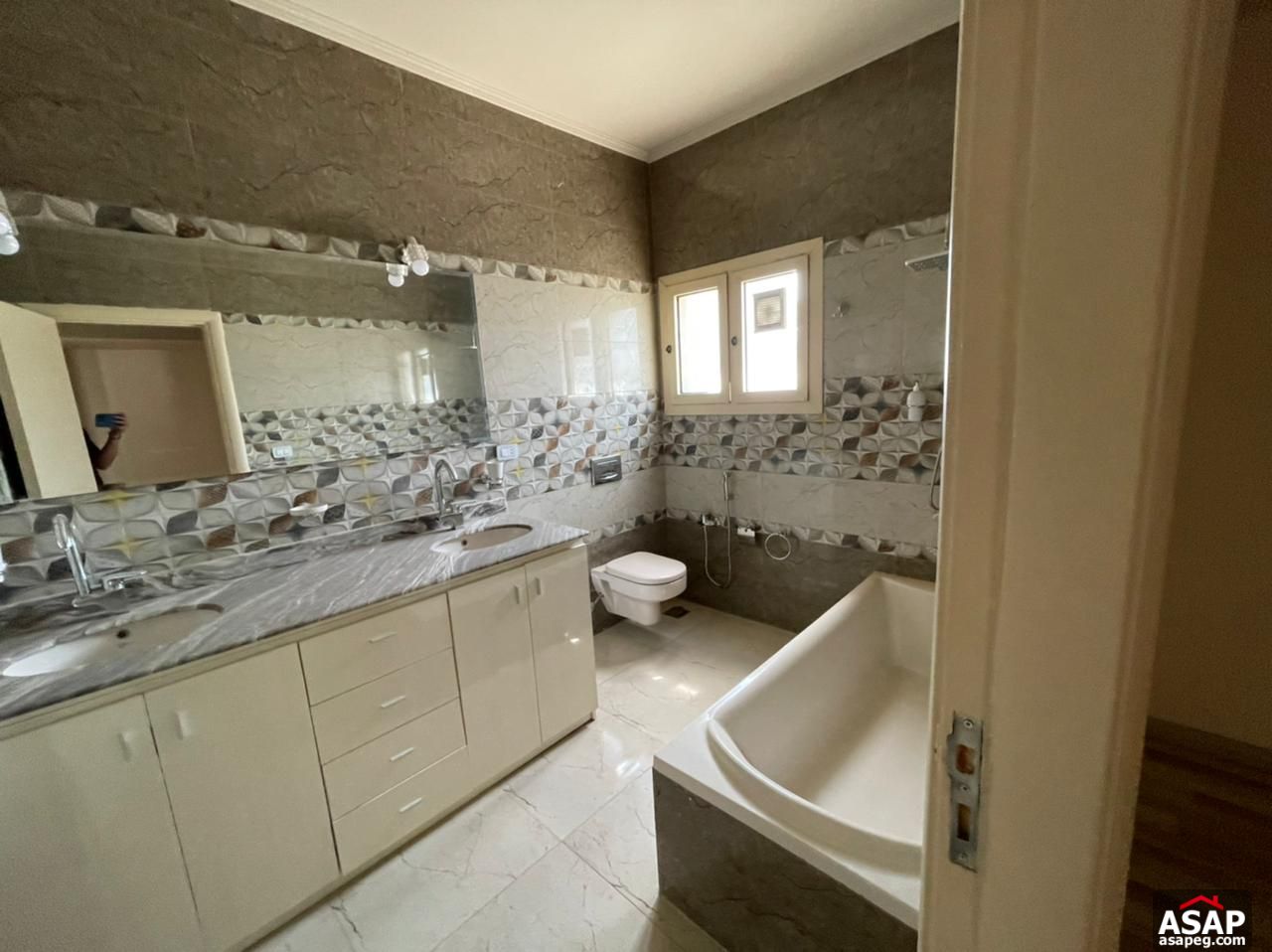 Villa with Swimming Pool for Sale in Fountain Park Villa with Swimming Pool for Sale in Fountain Park