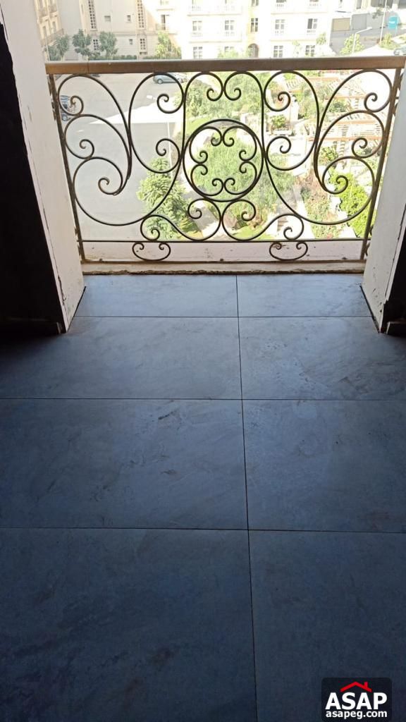 Studio with Garden View for Sale in Hyde Park