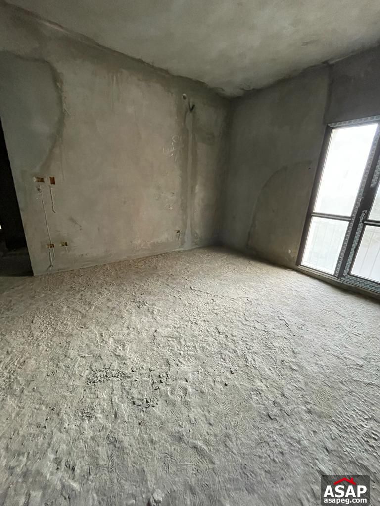 Apartment with Garden View for Sale in Eastown Apartment with Garden View for Sale in Eastown