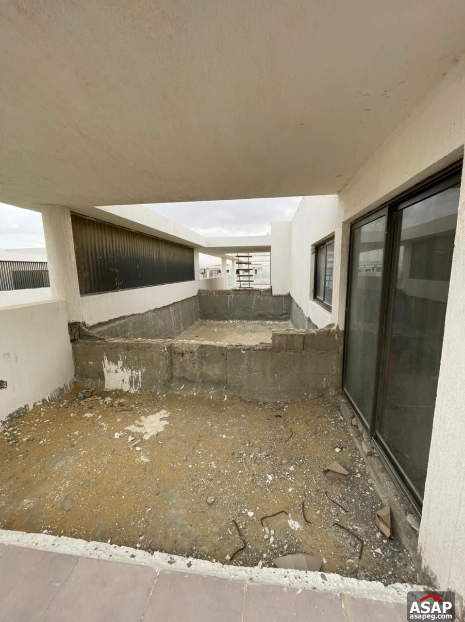 Penthouse with Pool View for Sale in Lake View Residence Penthouse with Pool View for Sale in Lake View Residence