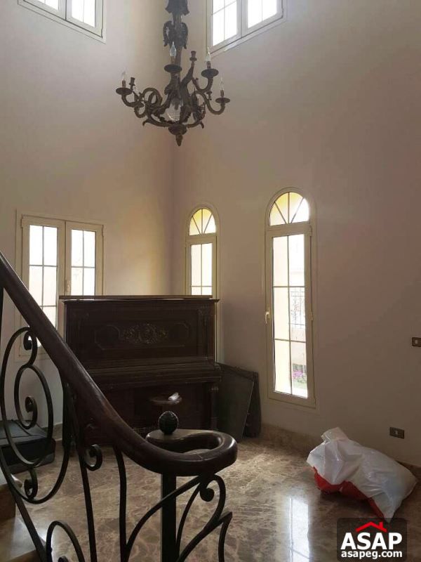 Villa with Private Garden in New Cairo for Rent