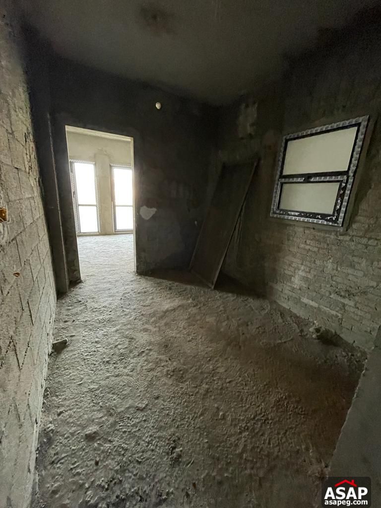 Apartment with Garden View for Sale in Eastown Apartment with Garden View for Sale in Eastown